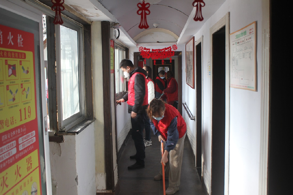 学习雷锋精神 尊老敬老在行动